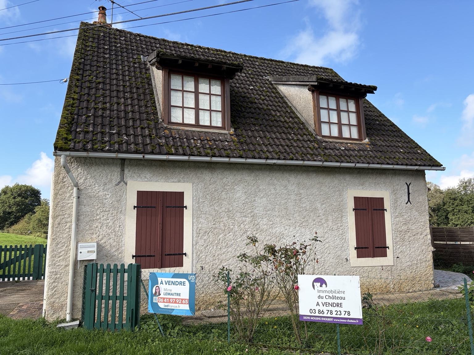 Voorzijde van het natuurstenen vakantiehuis L'Huilerie